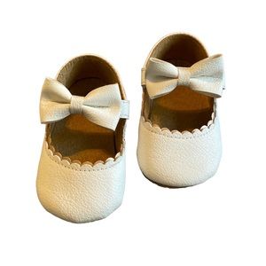 3/$15 Infant baby Mary Jane dress shoes with bows (size 3)